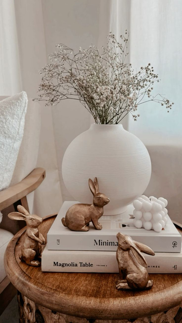 minimalist-neutral-easter-floral-vases-with-gold-bunnies