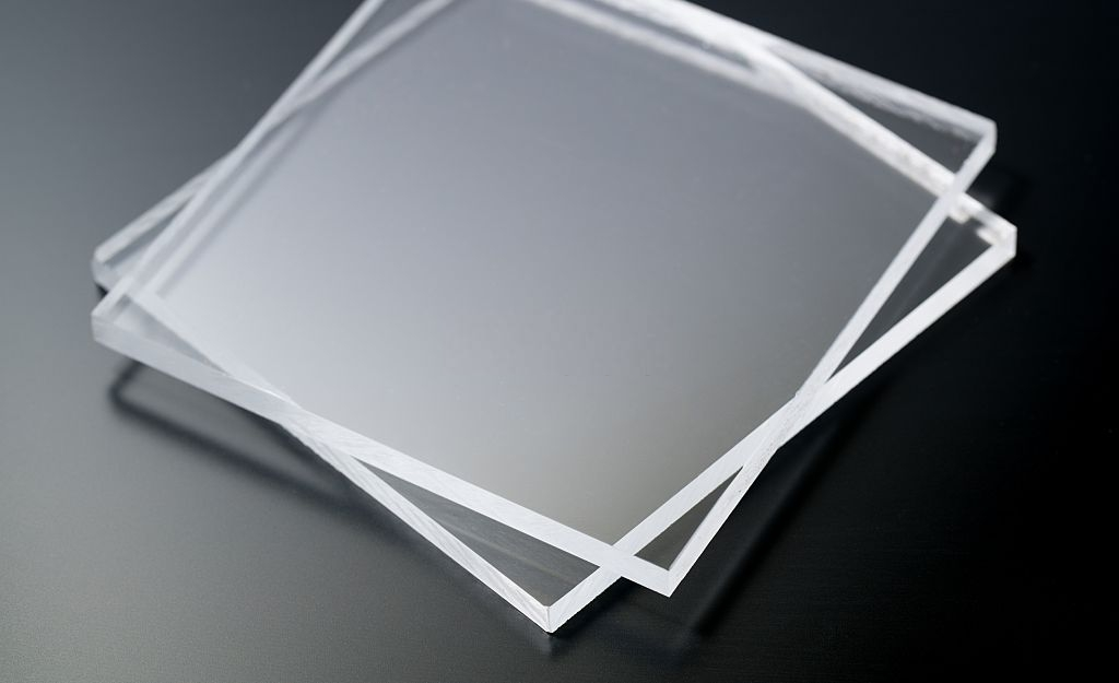 Glass vs Plexiglas - Which One is More Steady and Strong Option?