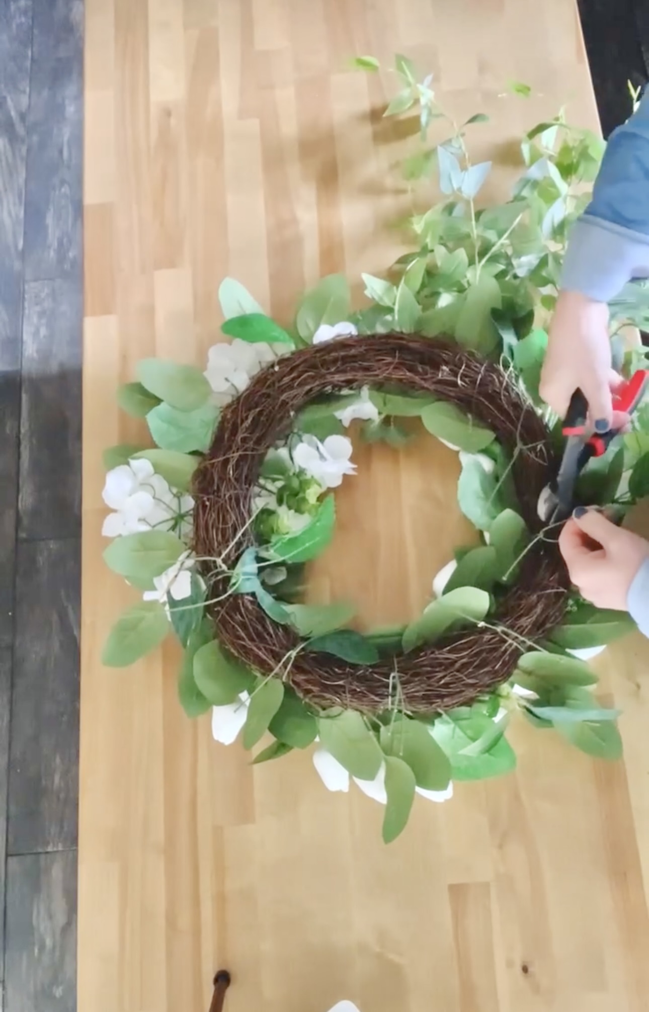 cutting the extra wire on the back of the wreath. 